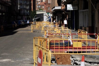 Operarios y peatones en la calle Portillo del Prado.