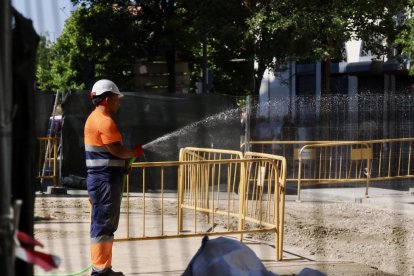 Un operario en las obras de la calle Gamazo.