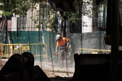 Un operario en las obras de la calle Gamazo.