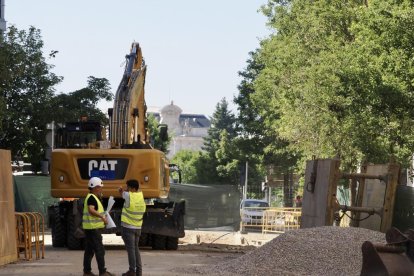 Dos trabajadores en las obras de la calle Gamazo.