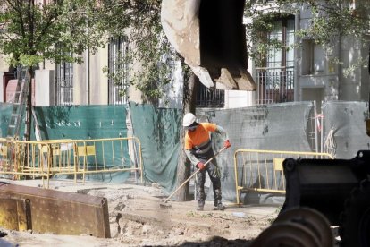 Un operario en las obras de la calle Gamazo.
