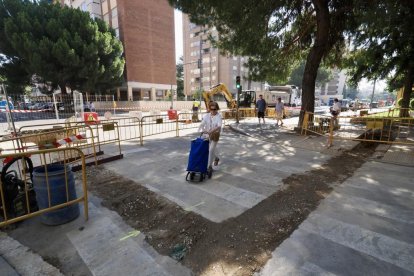 Los peatones conviven con las obras de la calle Miguel Ángel Blanco.