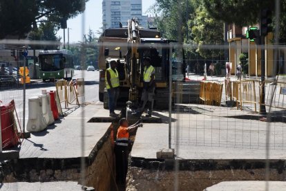 Operarios en la calle Miguel Ángel Blanco.