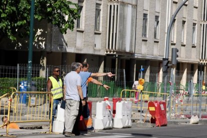Trabajadores revisan las obras de la calle Miguel Ángel Blanco.