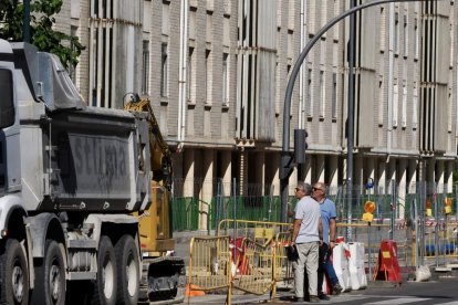 Operarios en las obras de la calle Miguel Ángel Blanco.