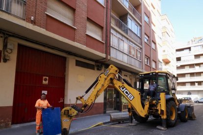 Un operario en las obras de la calle San Pedro.
