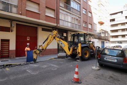 Un operario en las obras de la calle San Pedro.