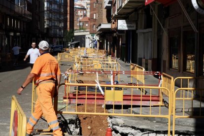 Operarios en las obras de la calle Portillo del Prado.