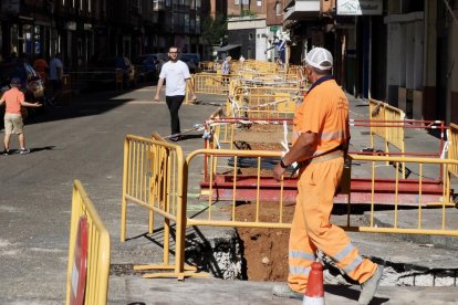 Operarios en las obras de la calle Portillo del Prado.