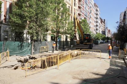 Operarios en las obras de la calle Gamazo.
