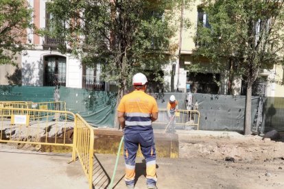 Operarios en las obras de la calle Gamazo.