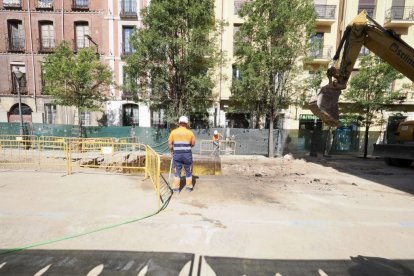 Operarios en las obras de la calle Gamazo.