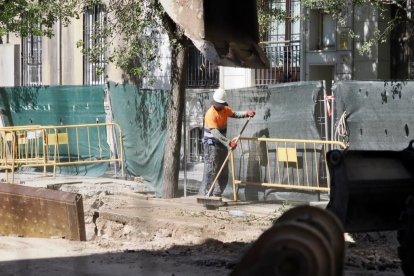 Operarios en las obras de la calle Gamazo.