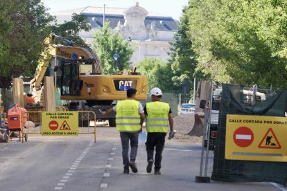 Operarios en las obras de la calle Gamazo.