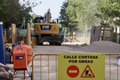 Operarios en las obras de la calle Gamazo.
