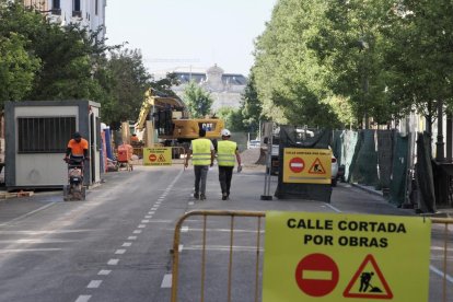 Operarios en las obras de la calle Gamazo.