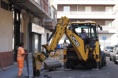 Un operario en la calle San Pedro.