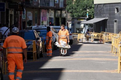 Operarios en las obras de la calle Portillo del Prado.