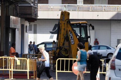 Peatones conviven con las obras en la calle San Pedro.