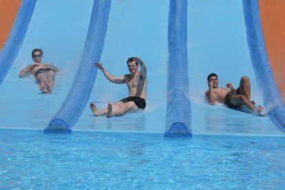 El deslizamiento por los toboganes del parque acuático Gran Florida deja imágenes espectaculares.