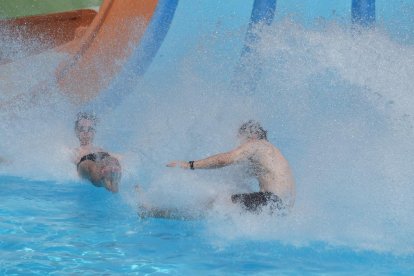 El deslizamiento por los toboganes del parque acuático Gran Florida deja imágenes espectaculares.