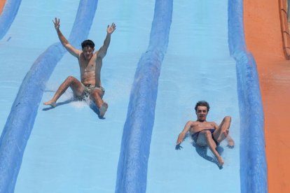 El deslizamiento por los toboganes del parque acuático Gran Florida deja imágenes espectaculares.