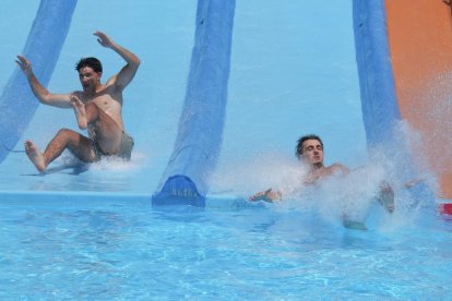 El deslizamiento por los toboganes del parque acuático Gran Florida deja imágenes espectaculares.