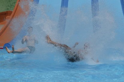 El deslizamiento por los toboganes del parque acuático Gran Florida deja imágenes espectaculares.