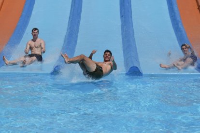 El deslizamiento por los toboganes del parque acuático Gran Florida deja imágenes espectaculares.