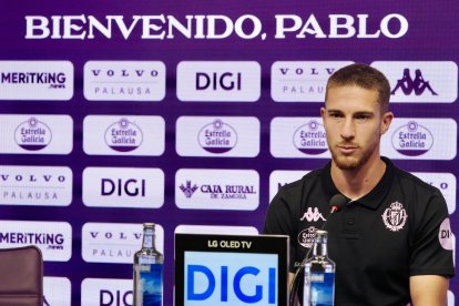 Trilli y Pablo Tomeo, junto a Víctor Orta, en su presentación.