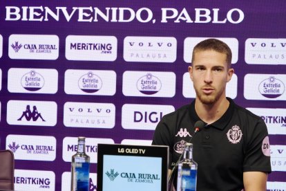 Trilli y Pablo Tomeo, junto a Víctor Orta, en su presentación.