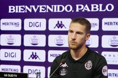Trilli y Pablo Tomeo, junto a Víctor Orta, en su presentación.