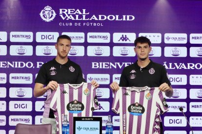 Trilli y Pablo Tomeo, junto a Víctor Orta, en su presentación.