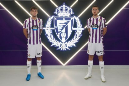 Trilli y Pablo Tomeo, junto a Víctor Orta, en su presentación.