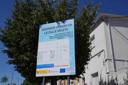 Obras del ascensor urbano en la calle de La Veleta en el barrio de Girón de Valladolid.