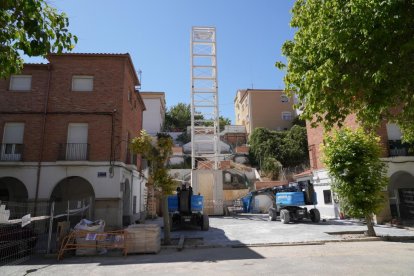 Obras del ascensor urbano en la calle de La Veleta en el barrio de Girón de Valladolid.
