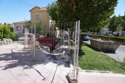 Obras del ascensor urbano en la calle de La Veleta en el barrio de Girón de Valladolid.
