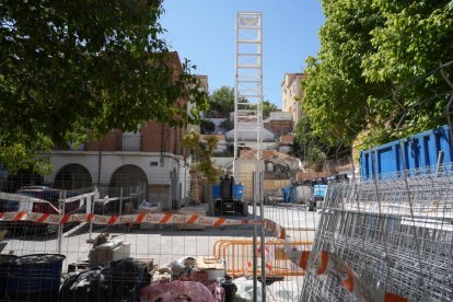 Obras del ascensor urbano en la calle de La Veleta en el barrio de Girón de Valladolid.