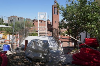 Obras del ascensor urbano en la calle de La Veleta en el barrio de Girón de Valladolid.