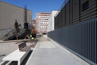 Paseo que une la entrada del túnel peatonal de Arco de Ladrillo con la plaza de la India.
