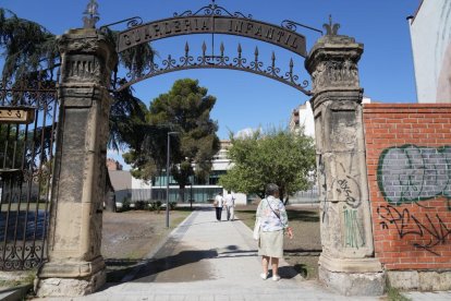 Paseo que une la entrada del túnel peatonal de Arco de Ladrillo con la plaza de la India.
