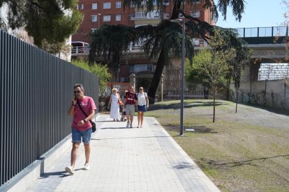 Paseo que une la entrada del túnel peatonal de Arco de Ladrillo con la plaza de la India.