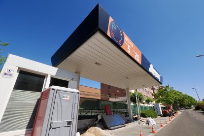 Desmontaje de la gasolinera del Paseo Zorrilla junto a Vallsur.