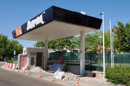 Desmontaje de la gasolinera del Paseo Zorrilla junto a Vallsur.
