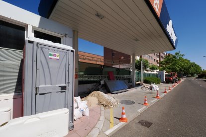 Desmontaje de la gasolinera del Paseo Zorrilla junto a Vallsur.