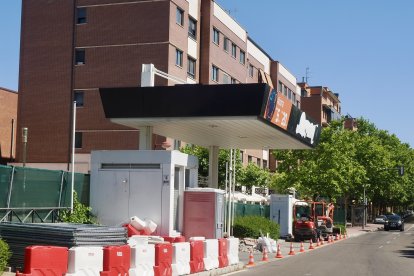 Desmontaje de la gasolinera del Paseo Zorrilla junto a Vallsur.