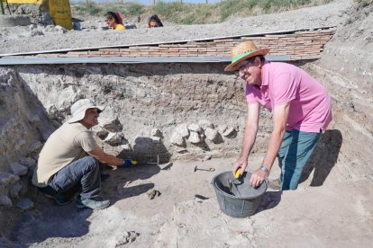 Voluntarios trabajando en las excavaciones arqueológicas de Pintia en Valladolid.