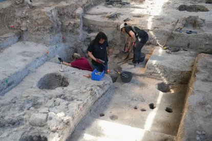 Voluntarios trabajando en las excavaciones arqueológicas de Pintia en Valladolid.