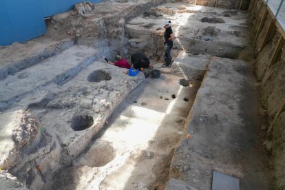 Voluntarios trabajando en las excavaciones arqueológicas de Pintia en Valladolid.