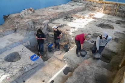 Voluntarios trabajando en las excavaciones arqueológicas de Pintia en Valladolid.